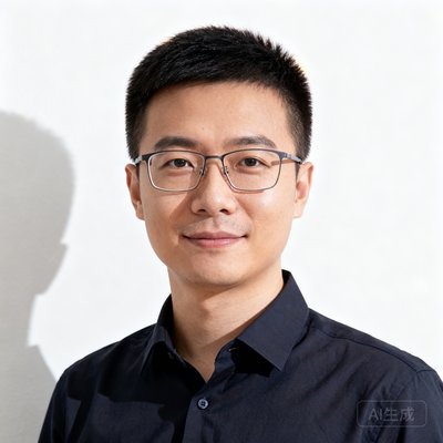张昊天，看个球创始人兼CEO，前央视体育频道资深编辑，戴眼镜，短发干练，身穿深色衬衫