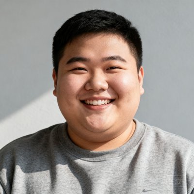 李明远，联合创始人兼CTO，前硅谷工程师，微胖圆脸，笑容亲切，穿着灰色卫衣